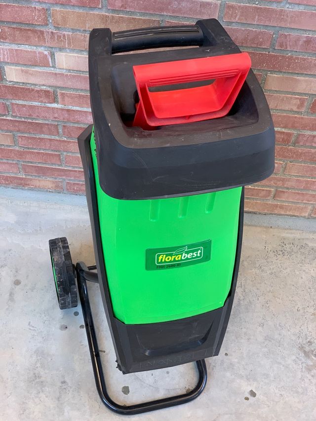 TRITURADORA DE RAMAS JARDÍN de segunda mano por 50 € en Huesca en WALLAPOP