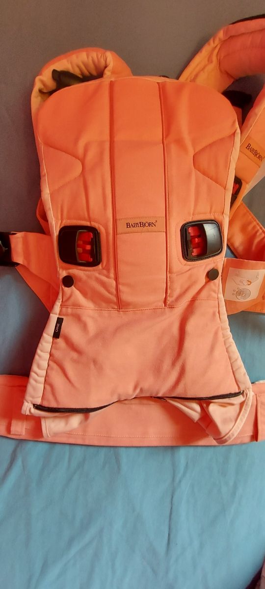 Mochila portabebe BabyBjorn One Rosa