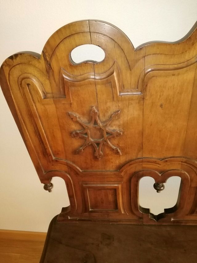 Banco antiguo de iglesia.