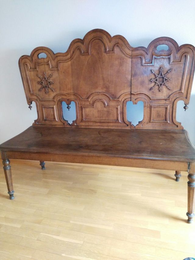 Banco antiguo de iglesia.