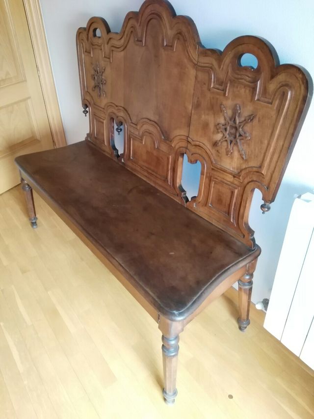 Banco antiguo de iglesia.