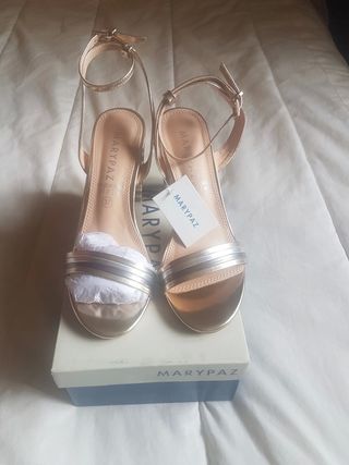 SANDALIAS TACON MARYPAZ de segunda mano por 25 EUR en Mendelu en WALLAPOP