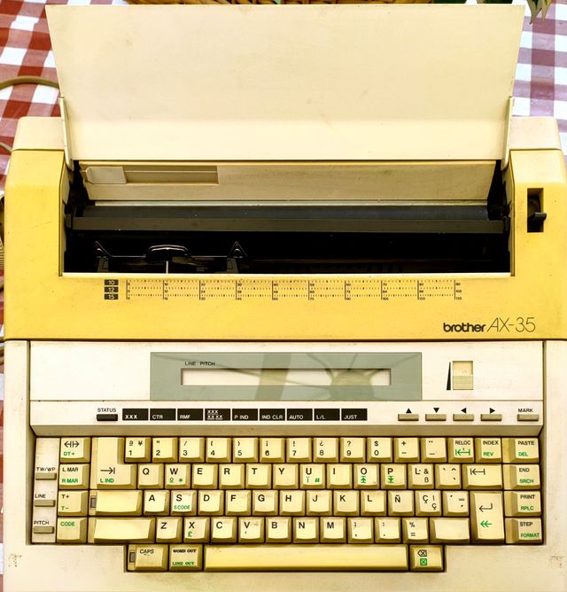 2 máquinas escribir Olivetti 46 y Brother AX35