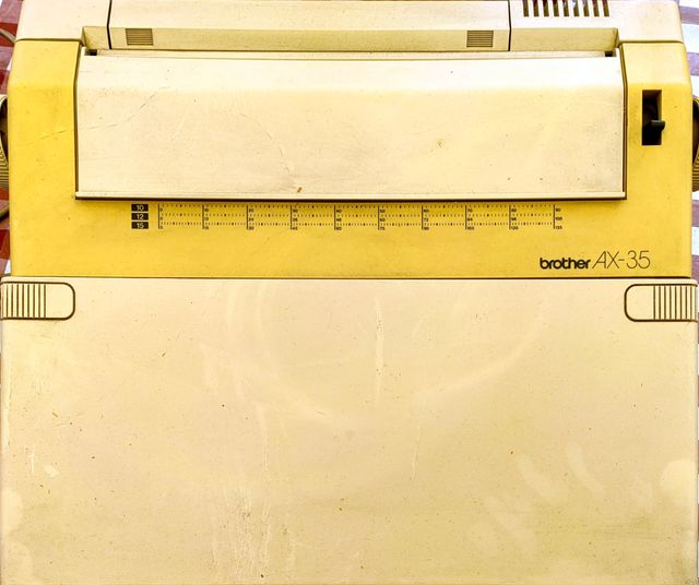 2 máquinas escribir Olivetti 46 y Brother AX35