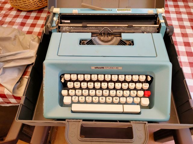 2 máquinas escribir Olivetti 46 y Brother AX35