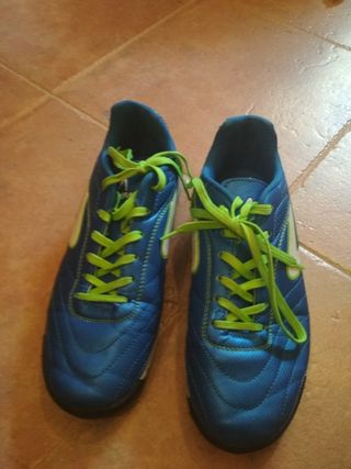 Zapatillas multitacos futbol número 38 de segunda mano por 10 EUR en  Cáceres en WALLAPOP