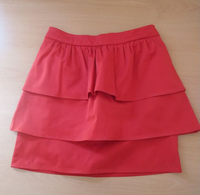 FALDA ROJA VOLANTES
