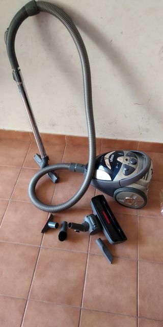 Ufesa Aspirador SIN Bolsa AS3016E, 700 W, 2 litros de segunda mano por 30  EUR en Molina de Segura en WALLAPOP
