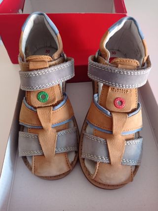 Sandalias Kickers, modelo Yakura número 30 de segunda mano por 14 EUR en  Montcada i Reixac en WALLAPOP