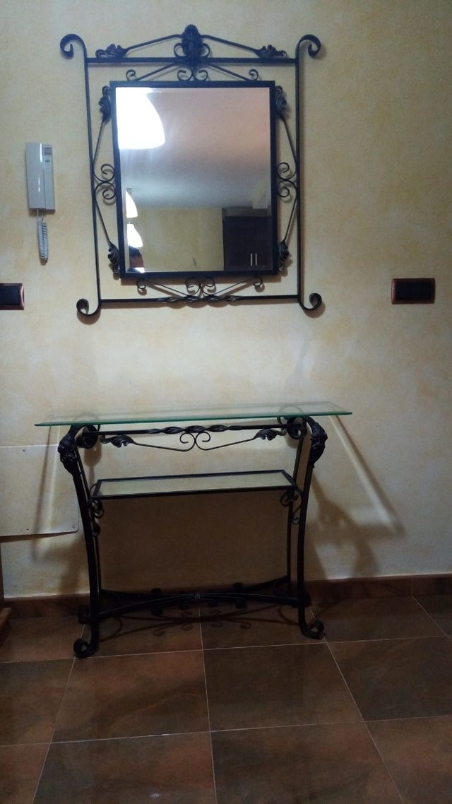 Mueble de entrada y espejo