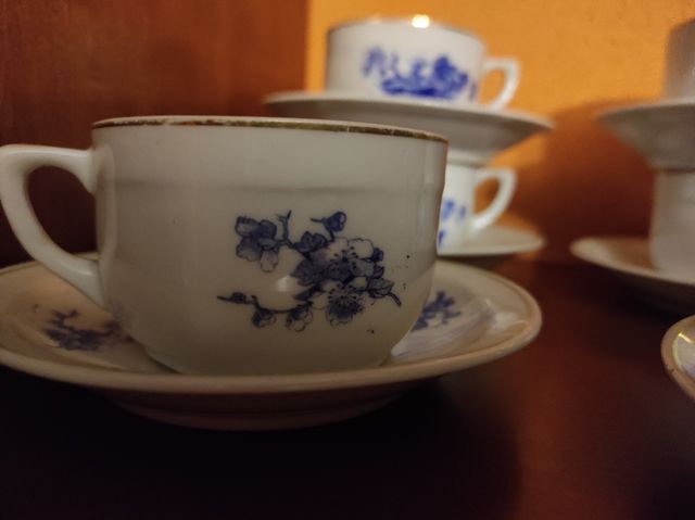 Juego de nueve tazas y platillos antiguos