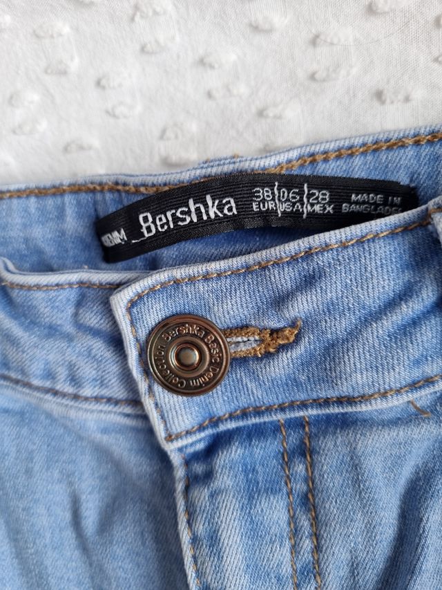 Shorts vaqueros de Bershka. Elásticos. Talla M