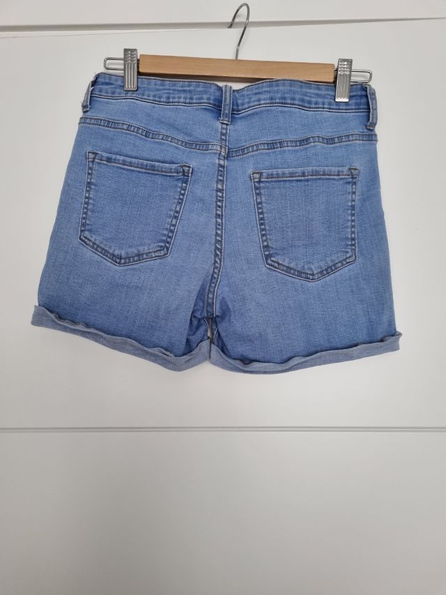 Shorts vaqueros de Bershka. Elásticos. Talla M