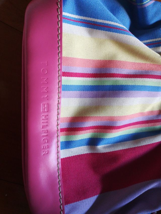 Bolso pequeño de mano multicolor. Tommy Hilfiger