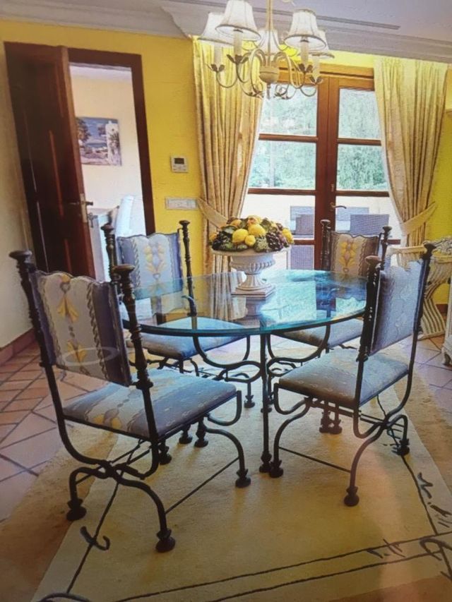 Sala da pranzo: tavolo con 4 sedie in ferro battuto