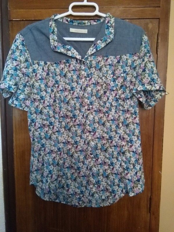 Es una blusa a flores de la talla 40.
