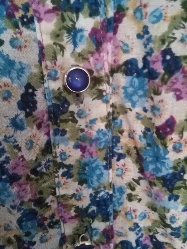 Es una blusa a flores de la talla 40.