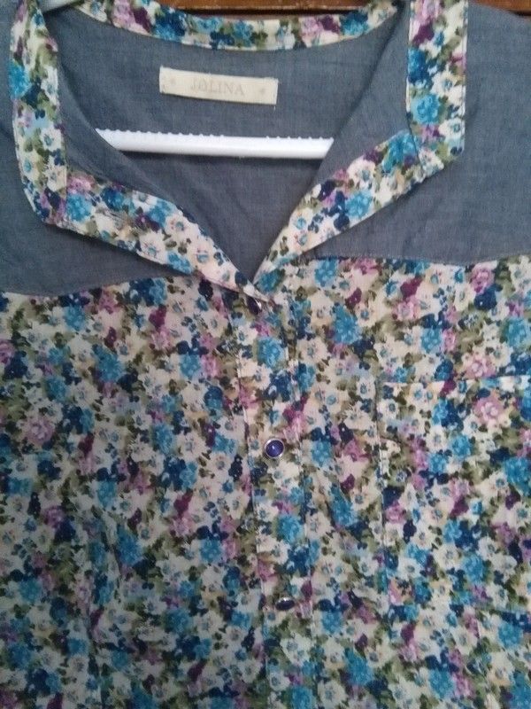 Es una blusa a flores de la talla 40.