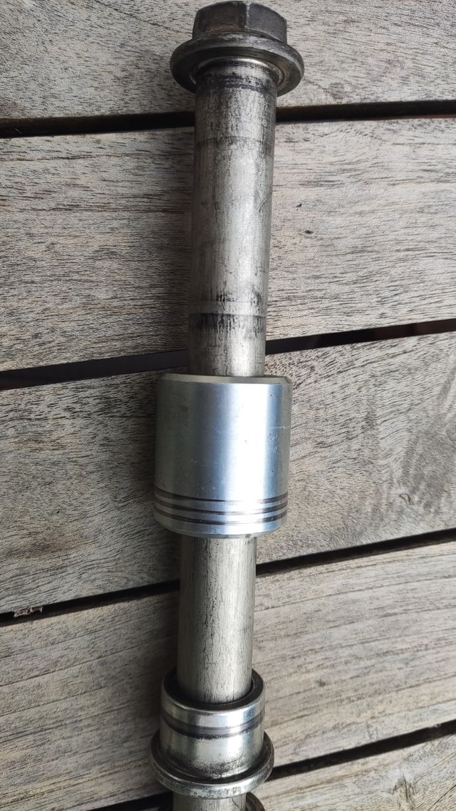 Eje rueda delantera vn900