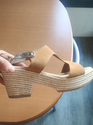 Sandalias Lola Rey con tacón, beige oscuro, T.38 de segunda mano por 22 EUR  en Madrid en WALLAPOP