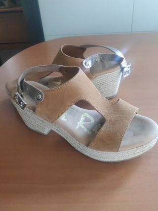 Sandalias Lola Rey con tacón, beige oscuro, T.38 de segunda mano por 22 EUR  en Madrid en WALLAPOP