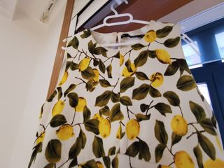Vestido Zara Basic Collection estampado limones de segunda mano por 10 EUR  en A Coruña en WALLAPOP
