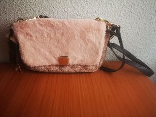 Bolso Parfois Rosa pelo de segunda mano por 7 EUR en Guadalajara en WALLAPOP