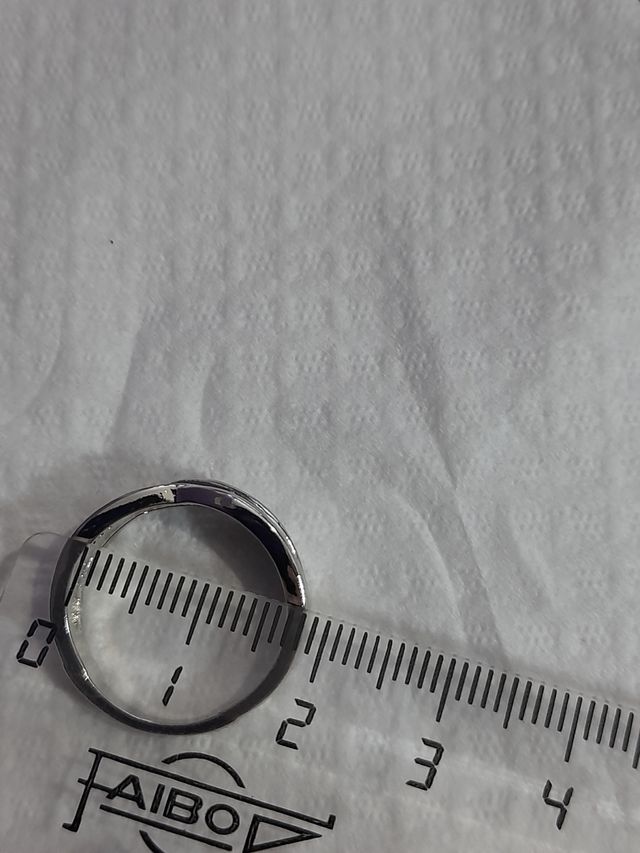 Anillo tipo alianza de plata. Nuevo sin estrenar