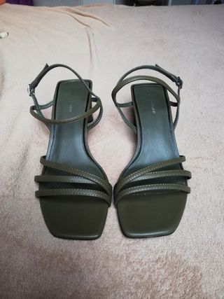 Sandalias de tacón verde militar nuevas Deichmann de segunda mano por 5 EUR  en Torrelavega en WALLAPOP