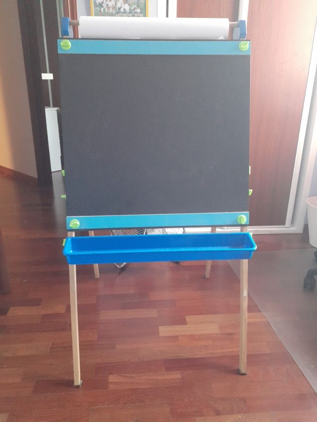 caballete de pie. pizarra.