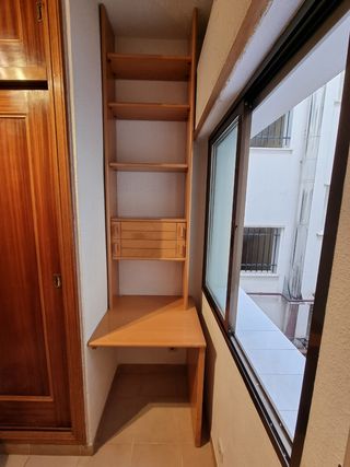 Escritorio de madera maciza de segunda mano por 30 € en Madrid en WALLAPOP