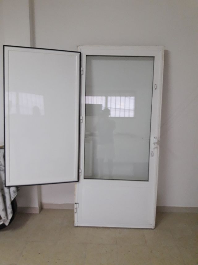 ventana y puerta con marco