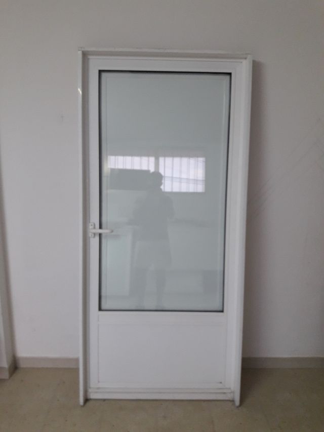 ventana y puerta con marco