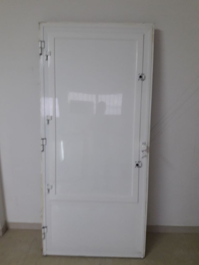 ventana y puerta con marco