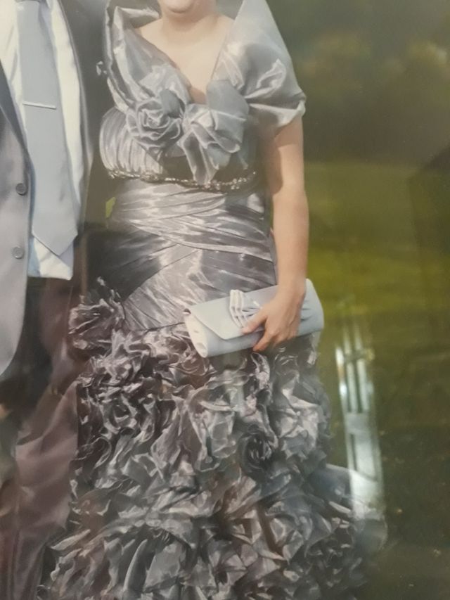 vestido gris plata con cola
