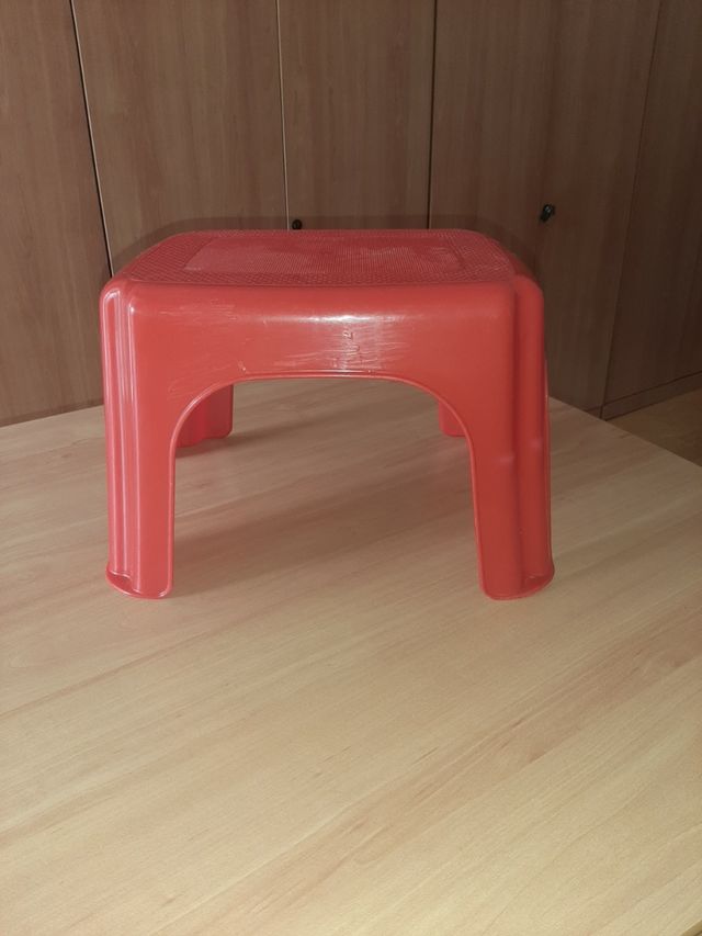 Taburete rojo.