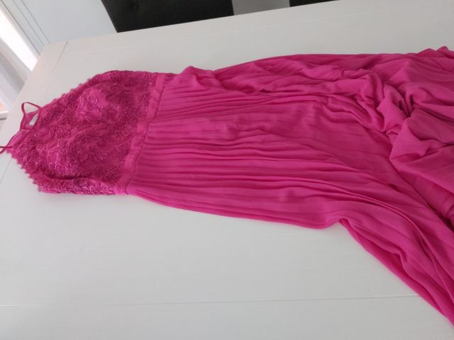 Vestido largo con talle bordado y plisado