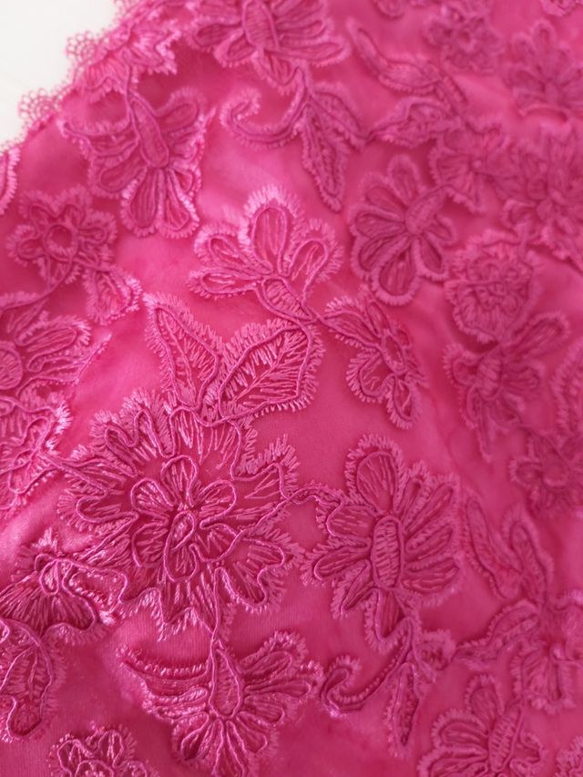 Vestido largo con talle bordado y plisado