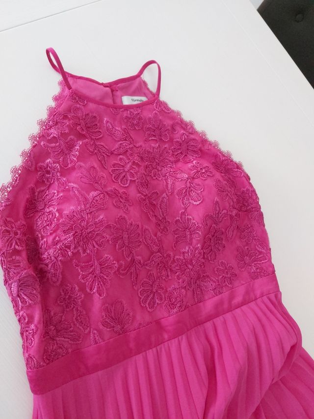 Vestido largo con talle bordado y plisado