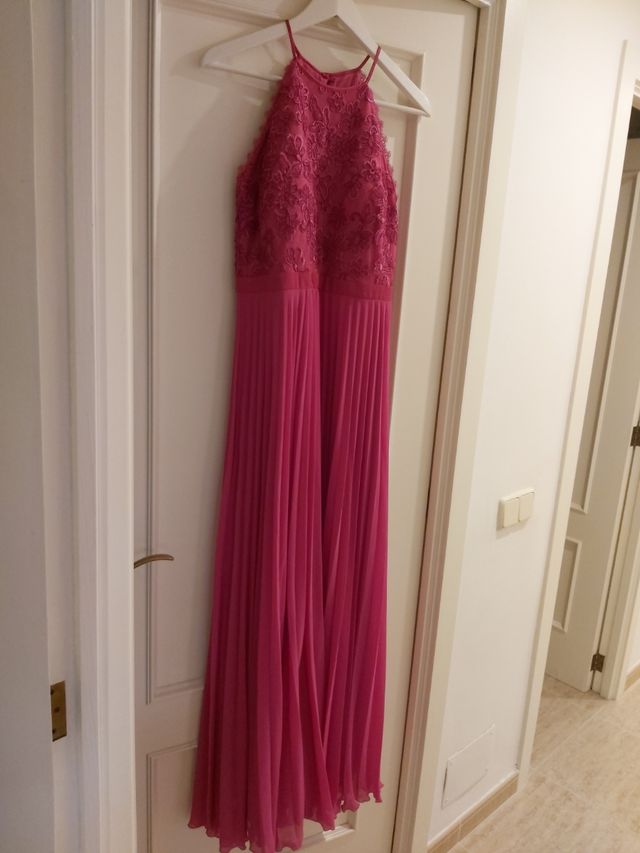 Vestido largo con talle bordado y plisado