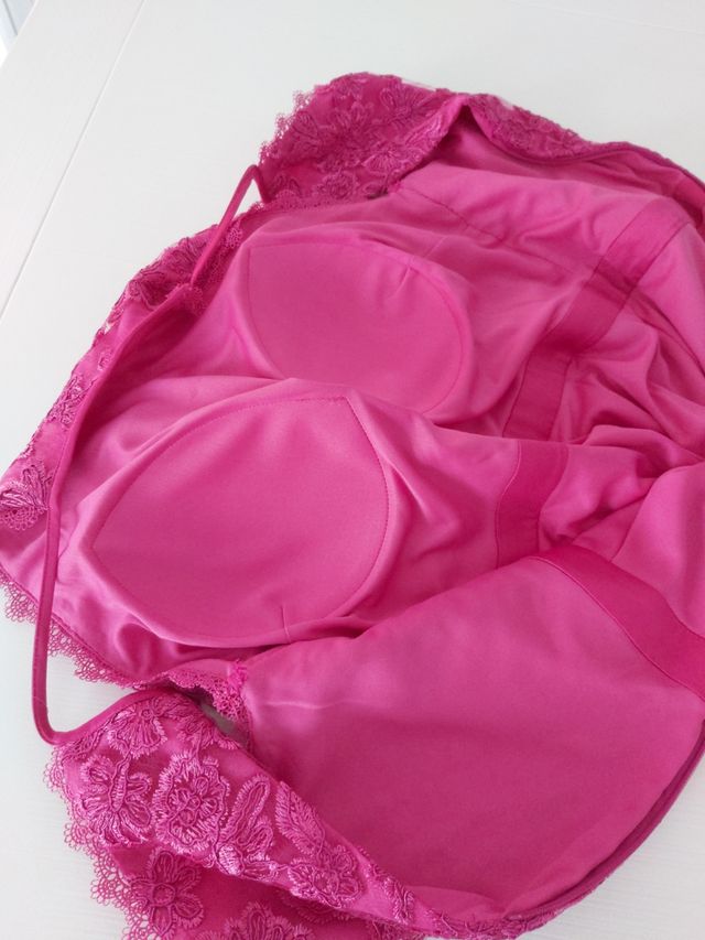 Vestido largo con talle bordado y plisado