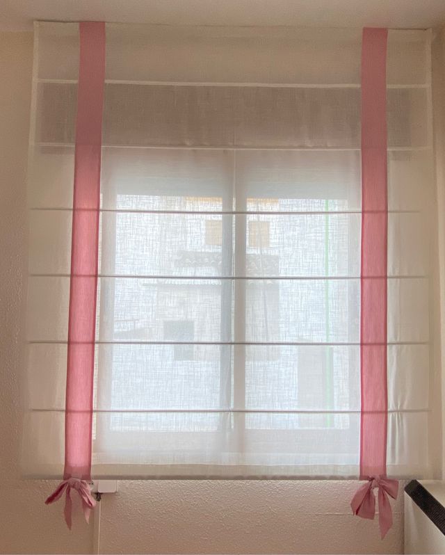 Cortina/estor blanco con rayas rosas y lazos