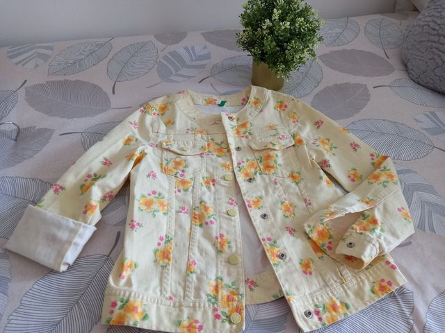 Cazadora vaquera Benetton preciosa.8-9 años