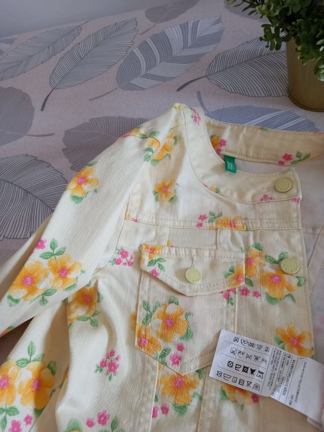 Cazadora vaquera Benetton preciosa.8-9 años