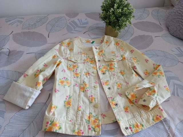 Cazadora vaquera Benetton preciosa.8-9 años
