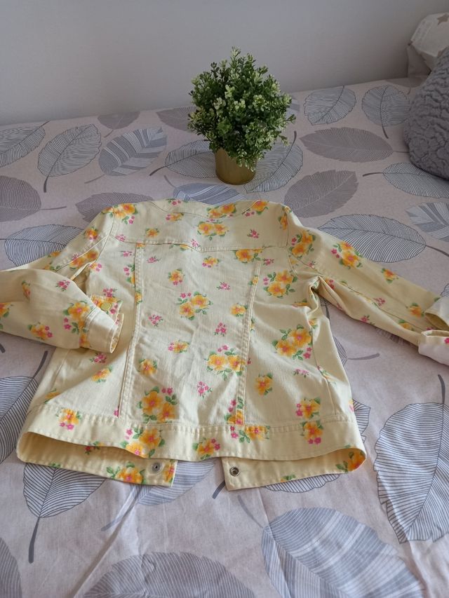 Cazadora vaquera Benetton preciosa.8-9 años