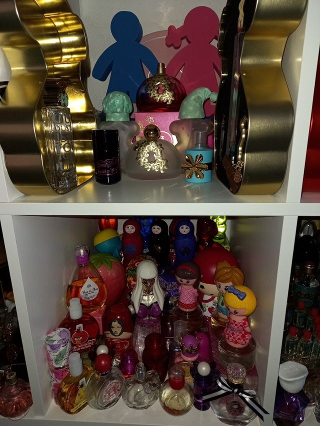 collezione di bottiglie di profumo vuote