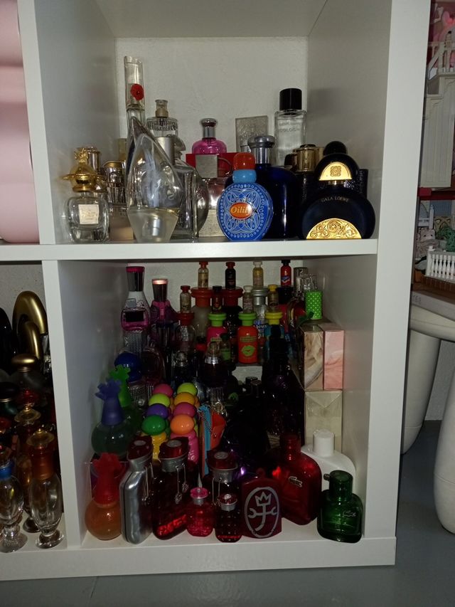 collezione di bottiglie di profumo vuote