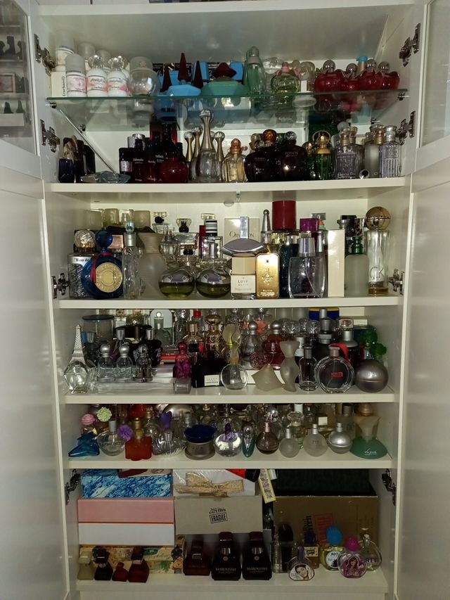 collezione di bottiglie di profumo vuote