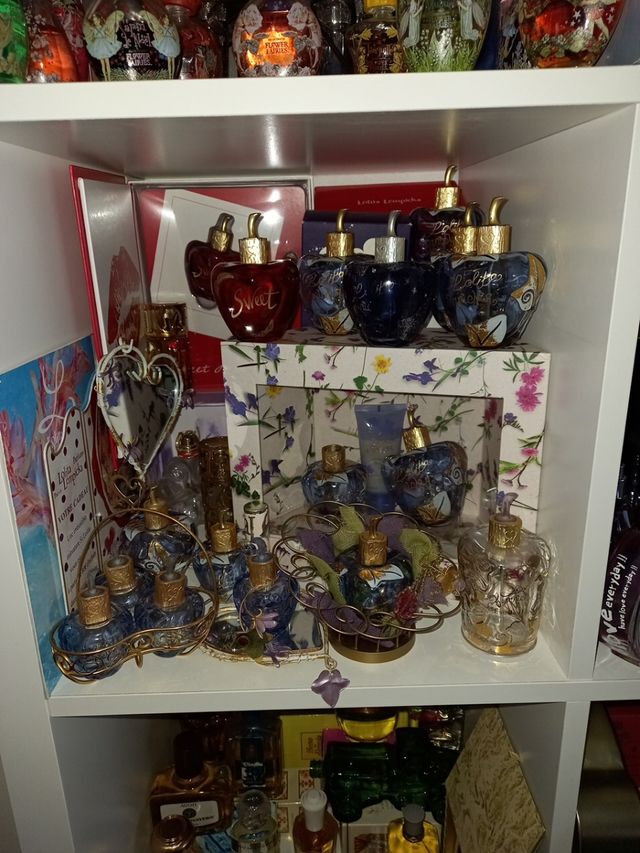 collezione di bottiglie di profumo vuote